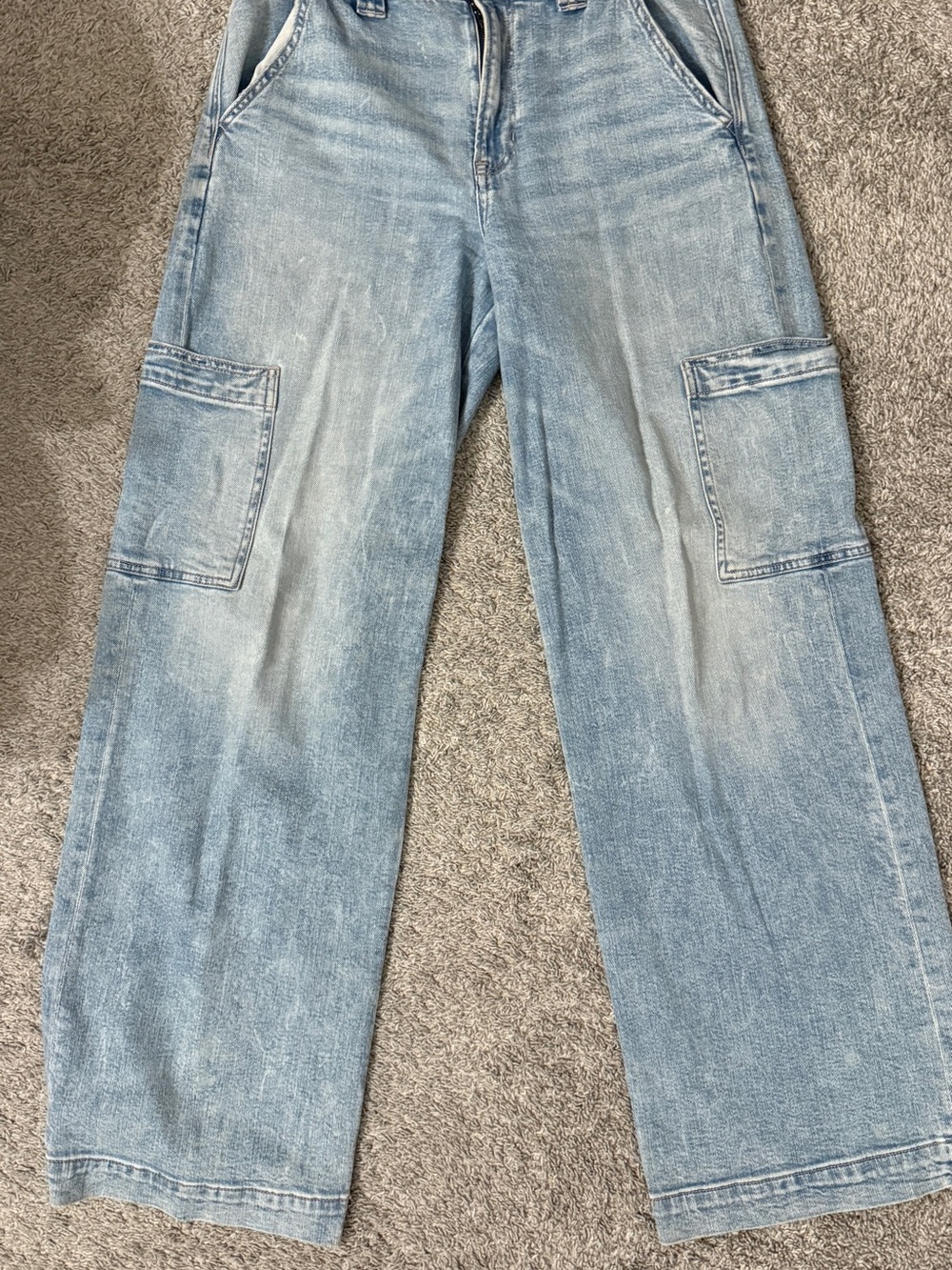 American Eagle Outfitters Light Wash Relaxed Cargo Jeans